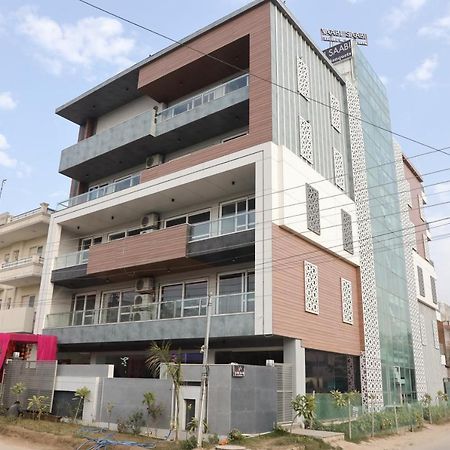 Vaabi Saabi Hotel Гургаон Екстериор снимка