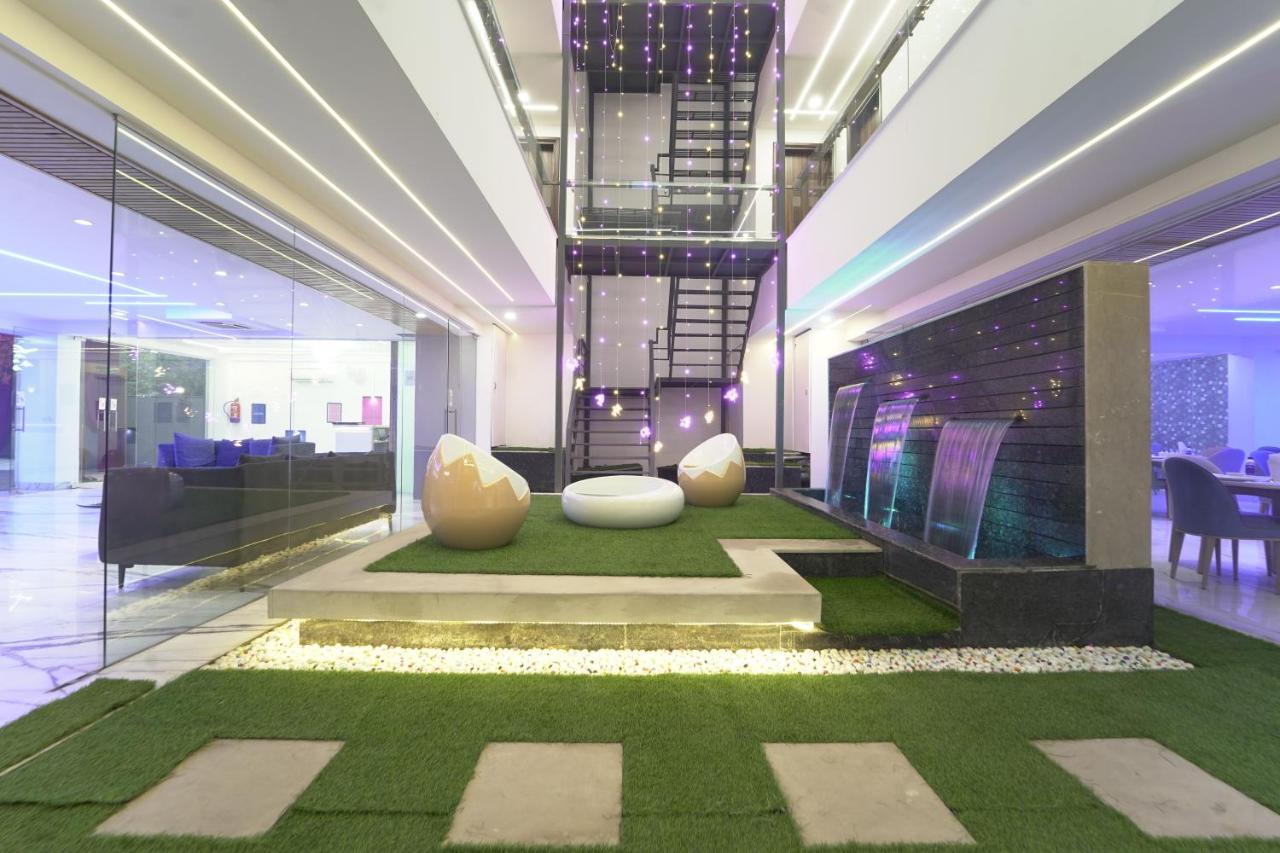 Vaabi Saabi Hotel Гургаон Екстериор снимка