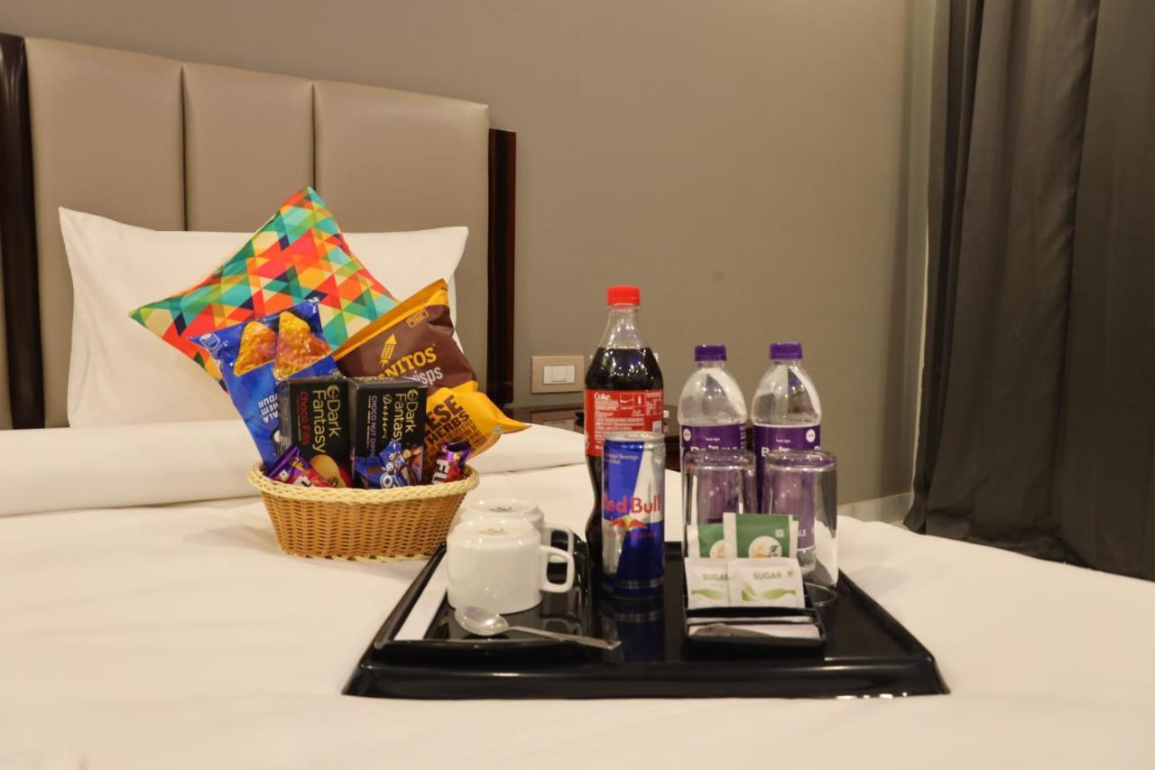 Vaabi Saabi Hotel Гургаон Екстериор снимка