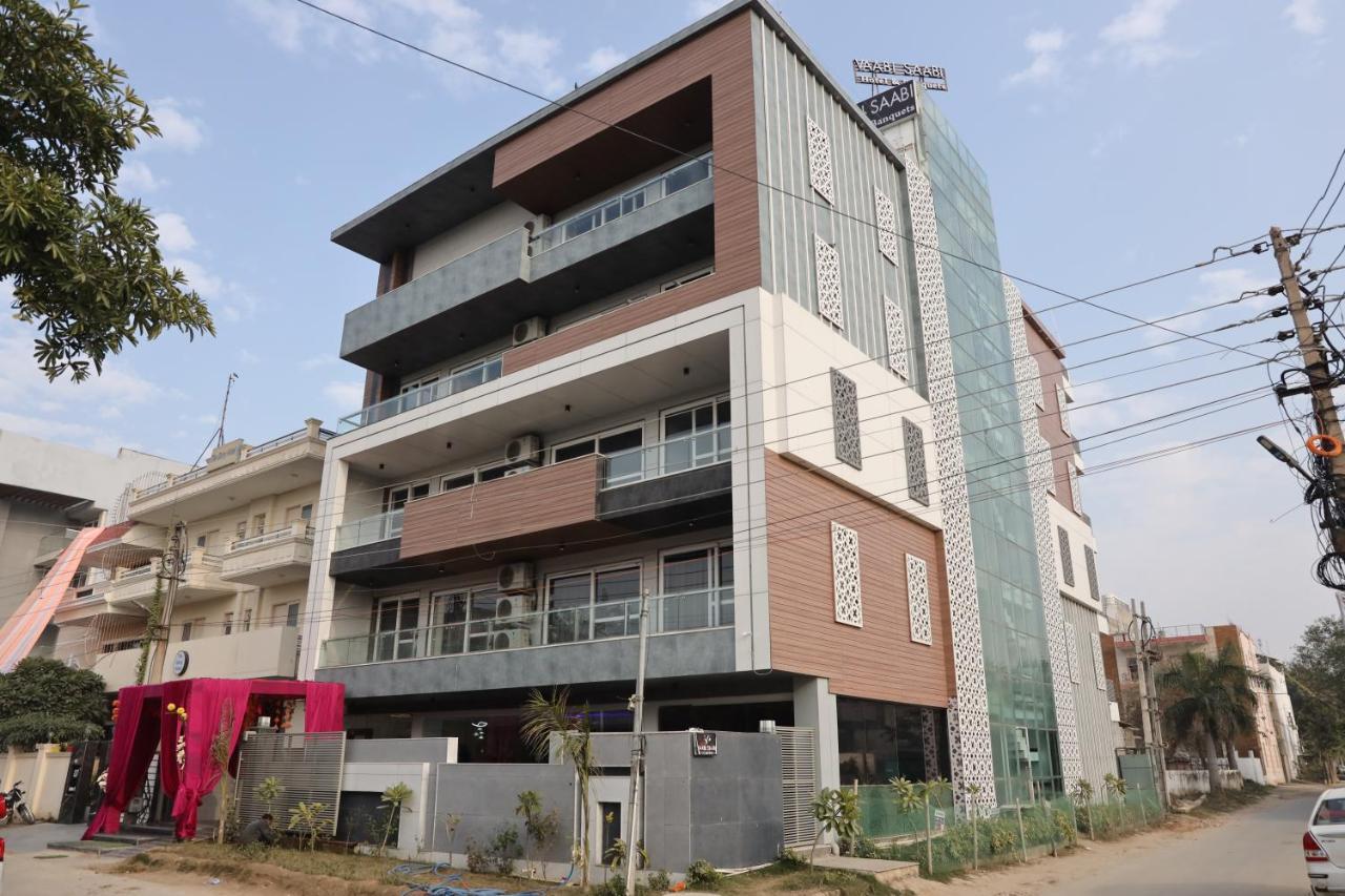 Vaabi Saabi Hotel Гургаон Екстериор снимка