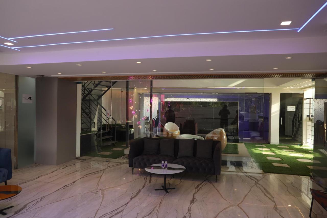 Vaabi Saabi Hotel Гургаон Екстериор снимка
