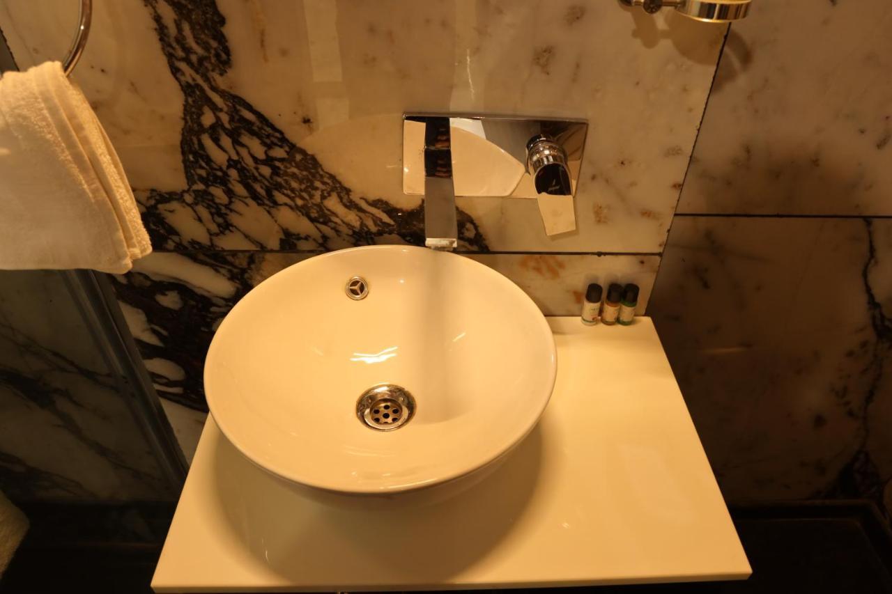 Vaabi Saabi Hotel Гургаон Екстериор снимка